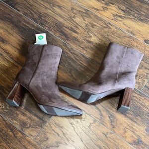 NWT A New Day Light Chocolate Brown Pointed Toe Zip Up Ankle Booties 10